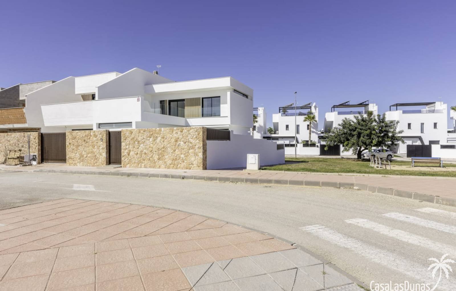 Nahe dem Zentrum des Dorfes San Javier finden wir diese 14 Einfamilienhäuser. Zwei davon sind Sondermodelle, über die auf dieser Seite berichtet wird