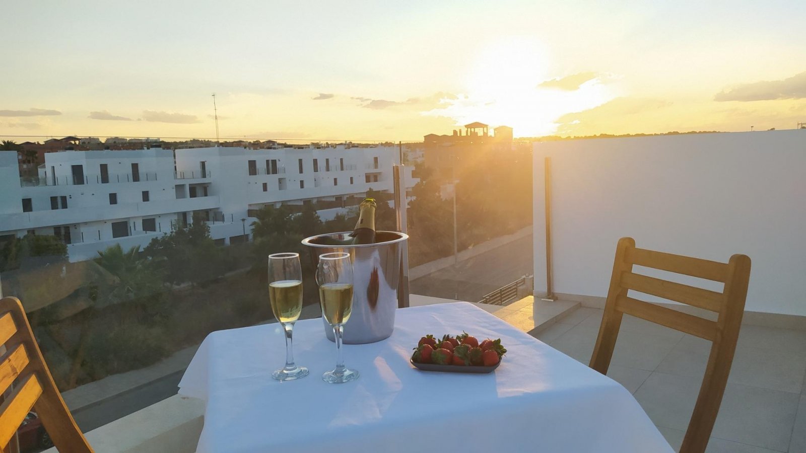 MODERNE NEUBAUVILLEN IN VILLAMARTIN Neubauvillen mit 2 Modellen zur Auswahl: 1 oder 2 Etagen. Alle mit 3 Schlafzimmern und 2 oder 3 Bäder