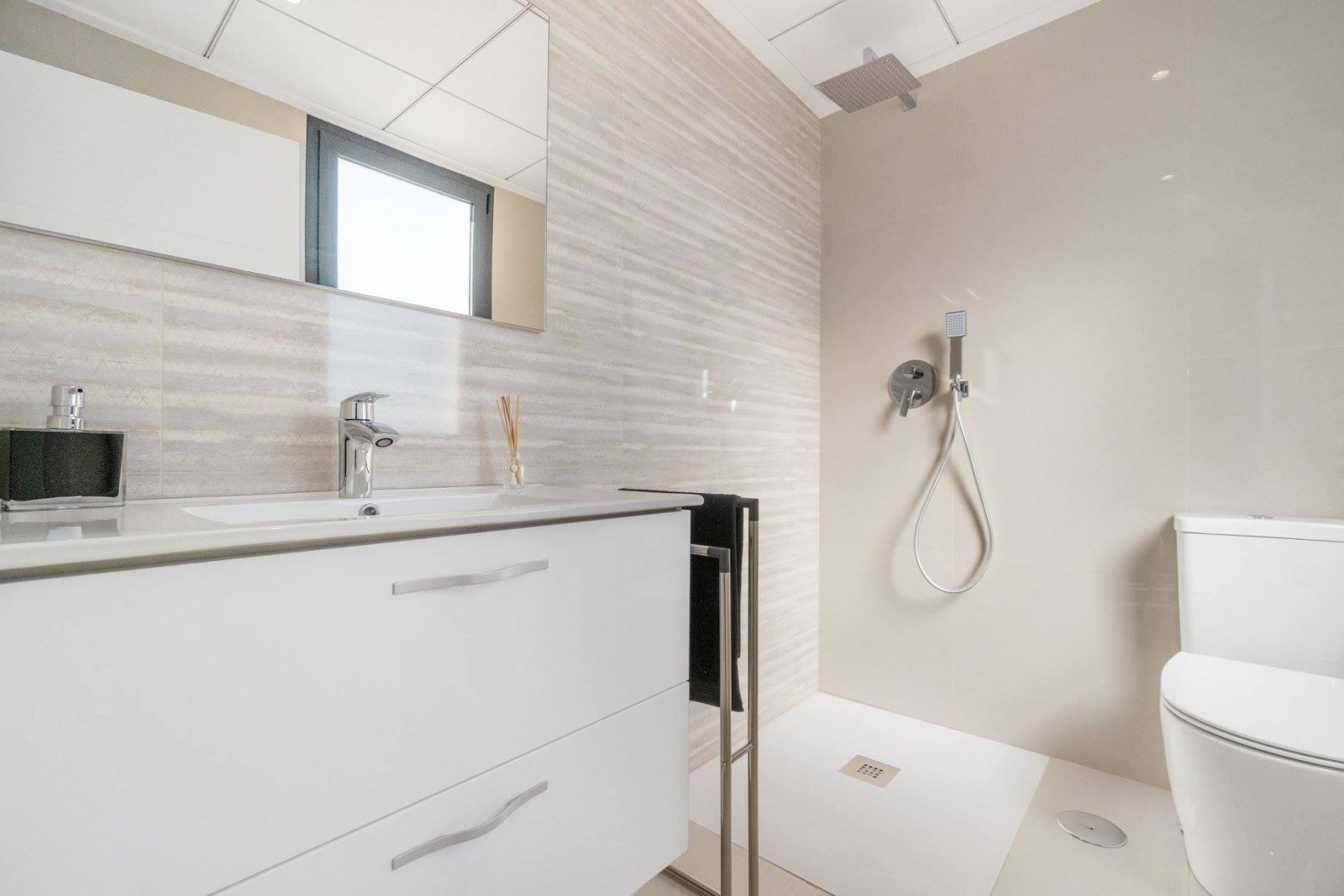 NEU GEBAUTE VILLEN IN LOS MONTESINOS Neubauprojekt in La Herrada (Los Montesinos), in einer privilegierten Lage in der Nähe der besten St