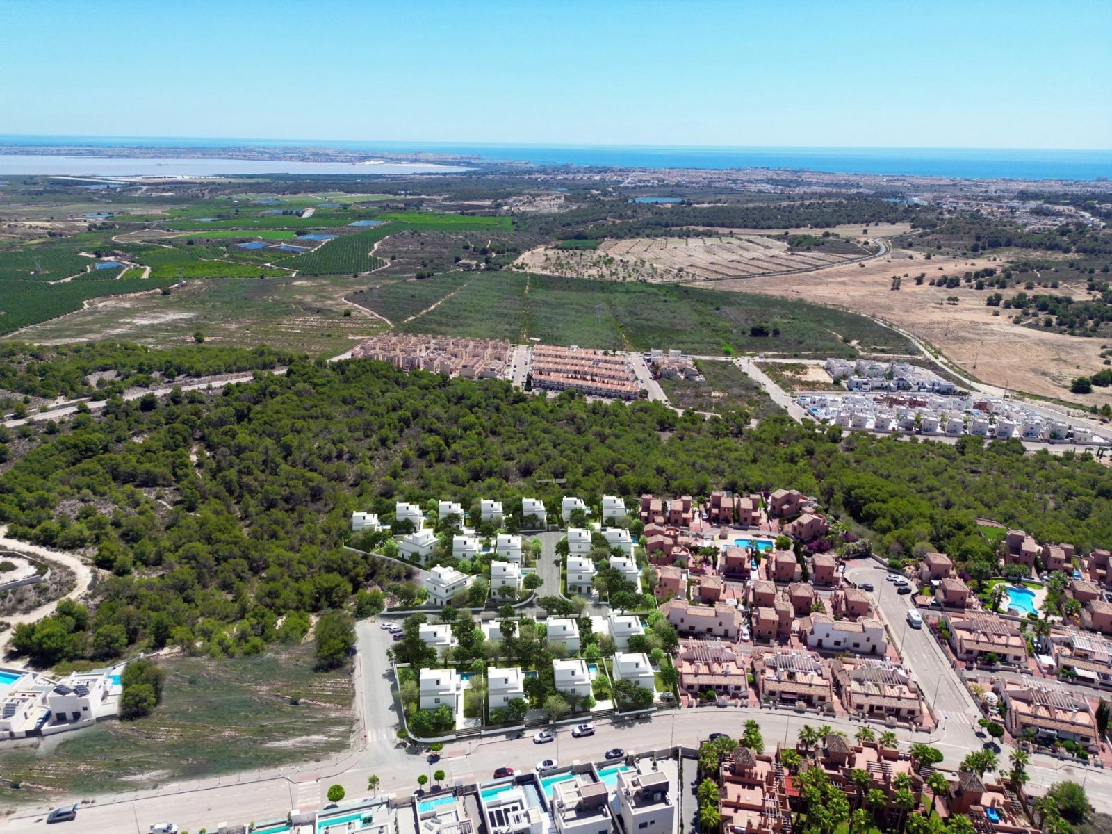 NEU GEBAUTE VILLEN IN SAN MIGUEL DE SALINAS Der exklusive Neubaukomplex bietet luxuriöse Villen mit Grundstücken von 400 m2 und einem ate