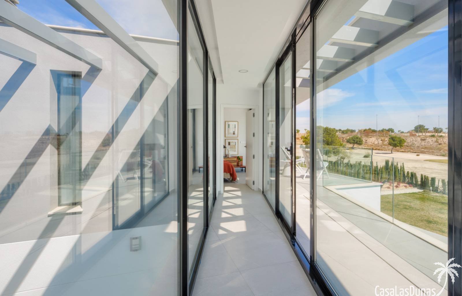 Dieses besondere Modell zeichnet sich durch die einzigartige Lage des Swimmingpools und das enorme Platzangebot, das diese Villa bietet, aus. Das rep