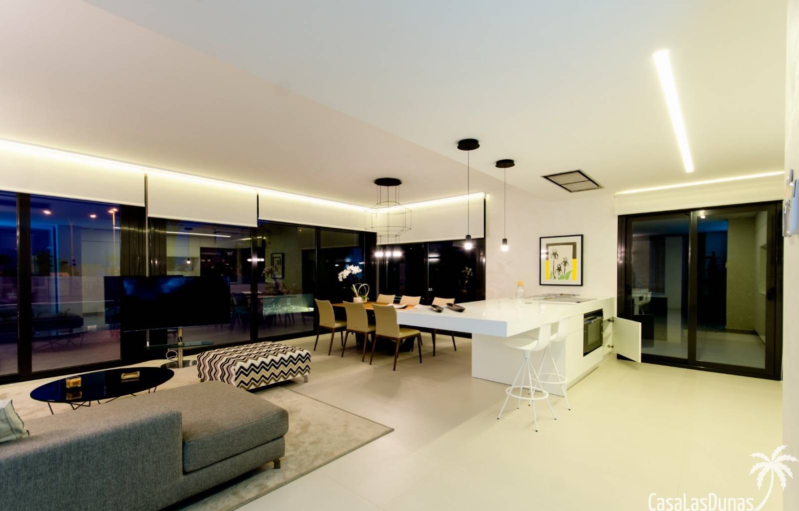 Nur wenige Schritte vom wunderschönen Sandstrand von Campoamor entfernt finden wir diese einzigartige Villa: Aguamarina. Die Villa befindet sich auf