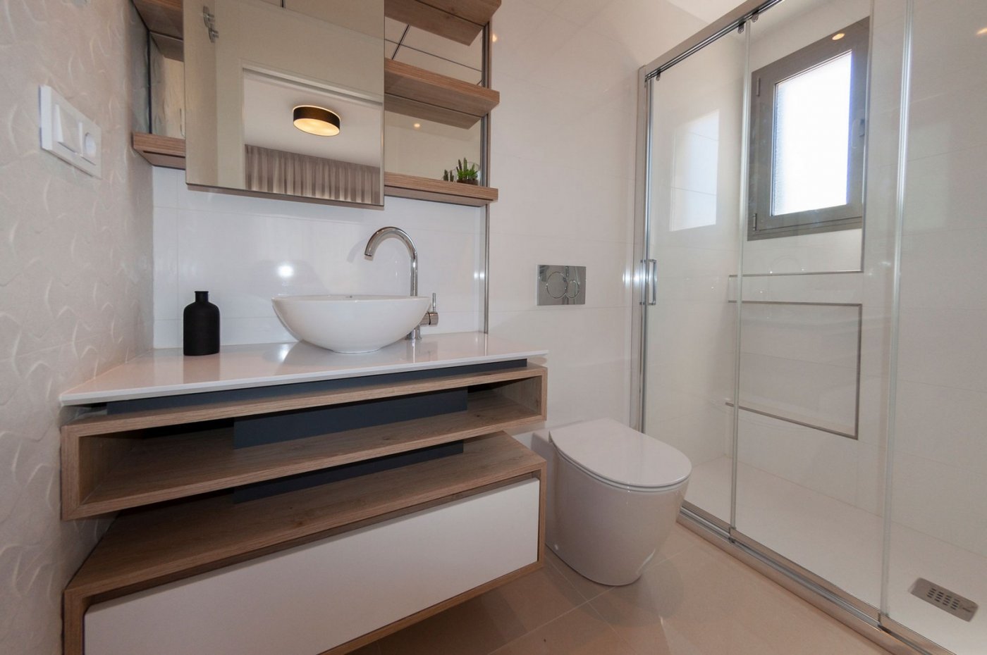 NEUE VILLA IN LOS ALCAZARES GEBAUT Schöne Neubau-Villa in Los Alcazares. Diese Villa mit geraden Linien gebaut über 2 Etagen und verfügt