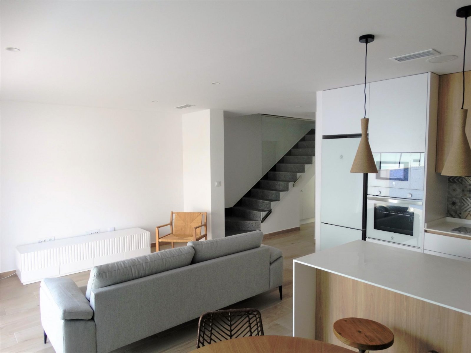 NEU GEBAUTE HALB-FREISTEHENDE VILLEN IN SANTIAGO DE LA RIBERA Neubau von 11 Reihenhäusern und Doppelhaushälften in Santiago de la Ribera,