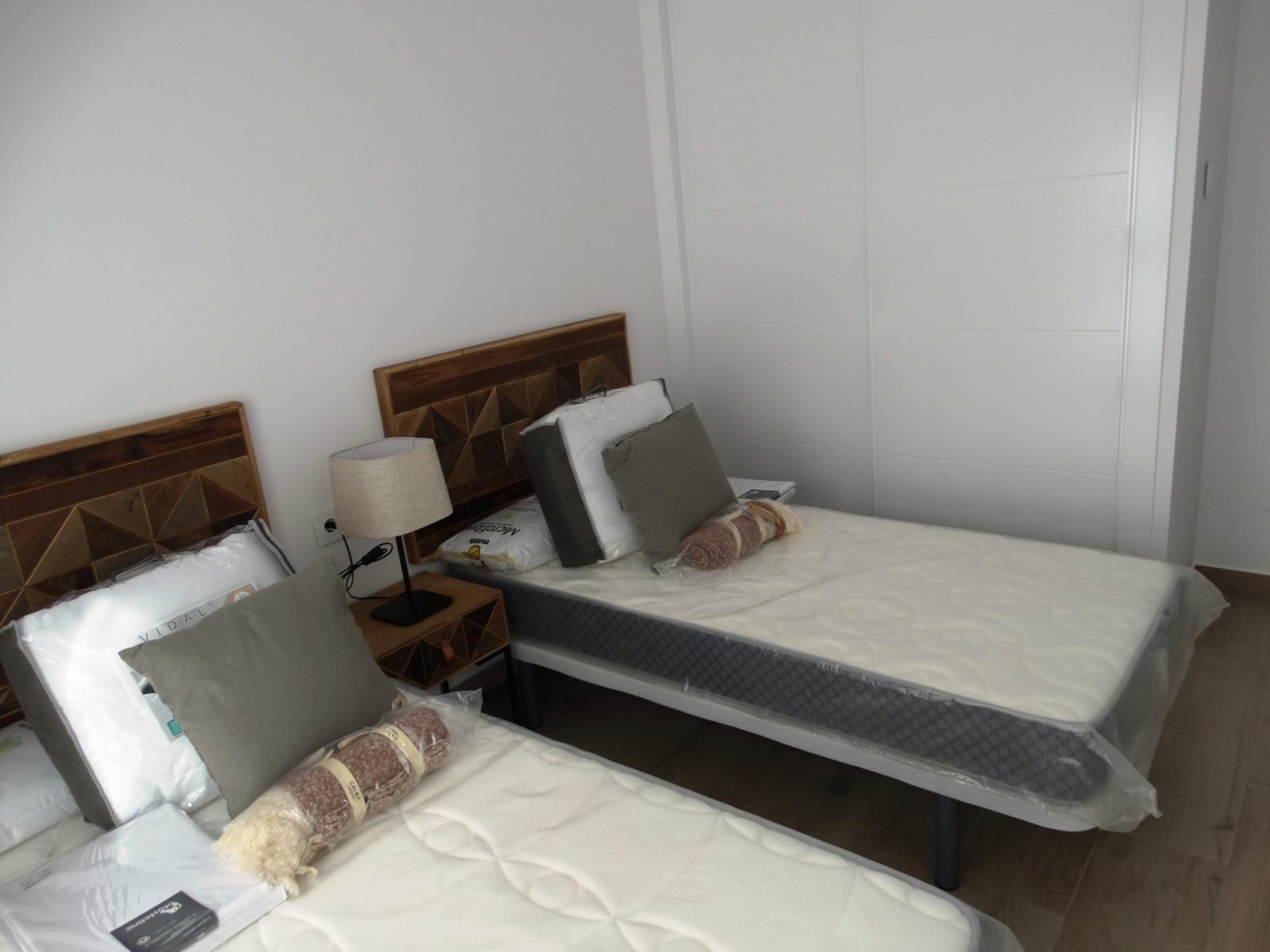 NEU GEBAUTE HALB-FREISTEHENDE VILLEN IN SANTIAGO DE LA RIBERA Neubau von 11 Reihenhäusern und Doppelhaushälften in Santiago de la Ribera,