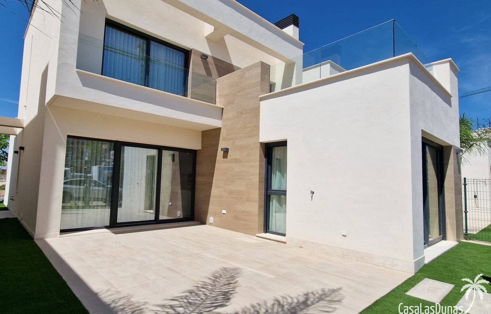 Eine Gelegenheit! Hier haben wir ein modernes, schlüsselfertiges Haus, das komplett möbliert verkauft wird. Das Haus ist mit Klimaanlage, Geräten, Mö