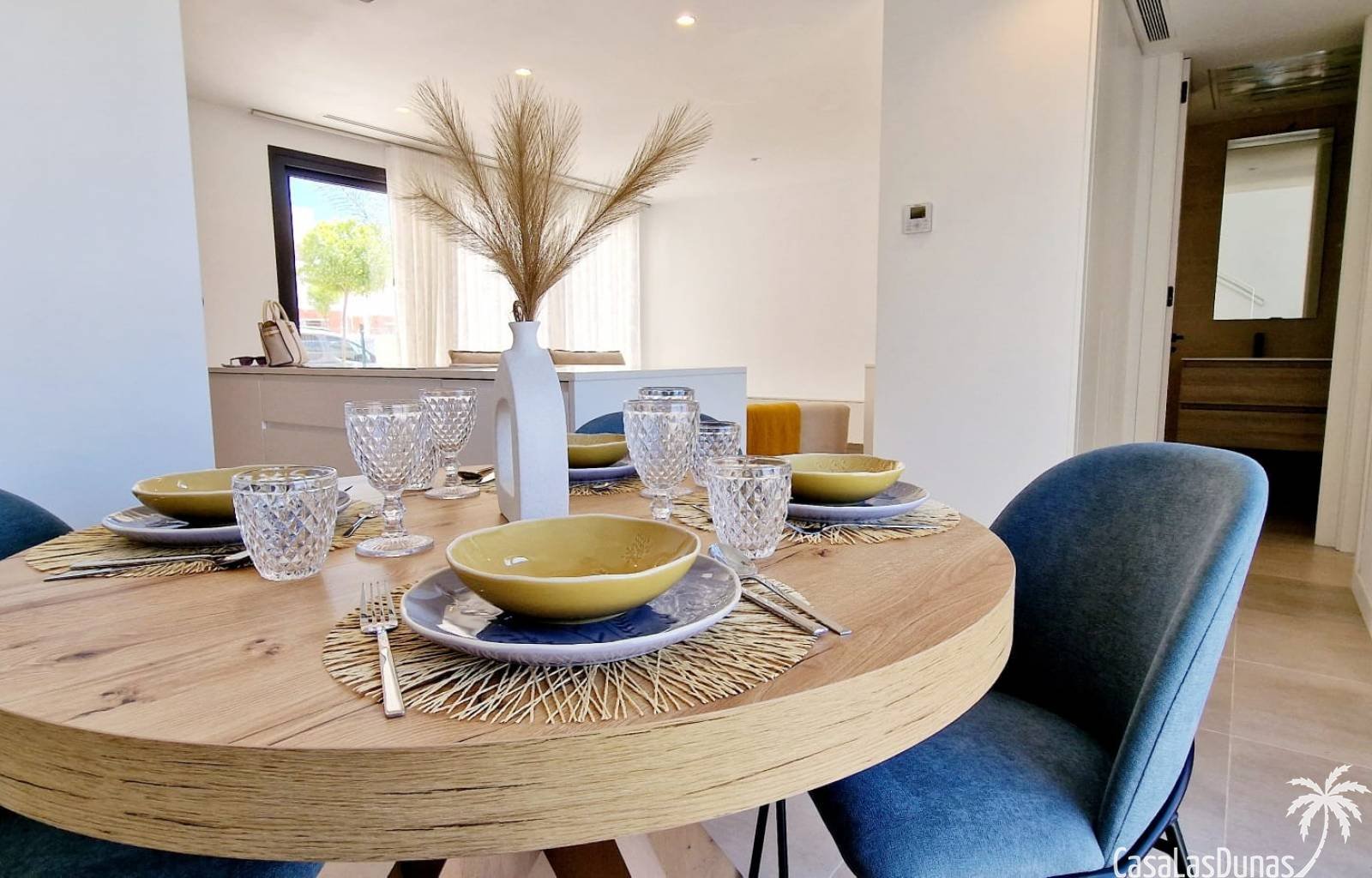 Eine Gelegenheit! Hier haben wir ein modernes, schlüsselfertiges Haus, das komplett möbliert verkauft wird. Das Haus ist mit Klimaanlage, Geräten, Mö