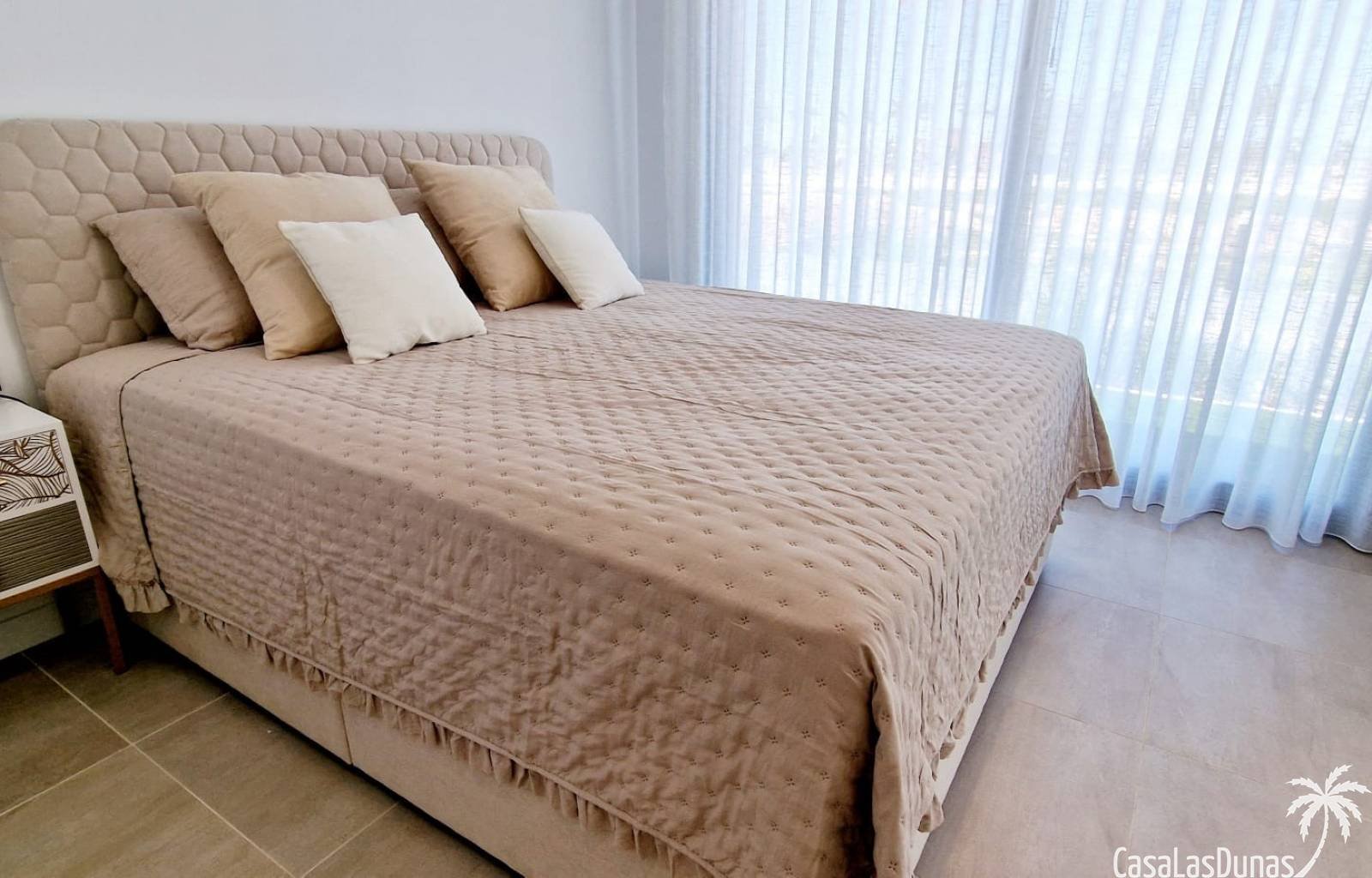 Eine Gelegenheit! Hier haben wir ein modernes, schlüsselfertiges Haus, das komplett möbliert verkauft wird. Das Haus ist mit Klimaanlage, Geräten, Mö