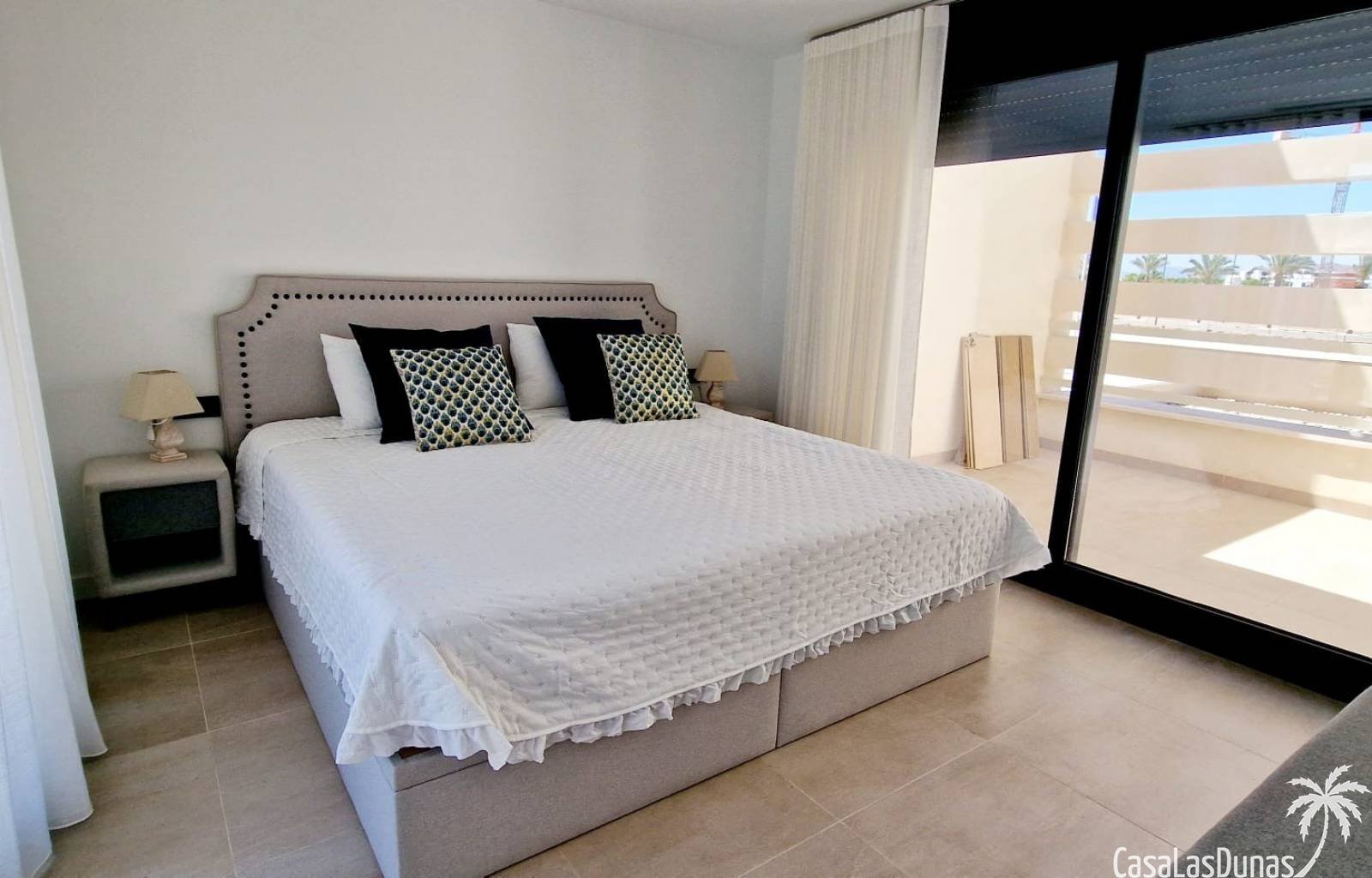 Eine Gelegenheit! Hier haben wir ein modernes, schlüsselfertiges Haus, das komplett möbliert verkauft wird. Das Haus ist mit Klimaanlage, Geräten, Mö