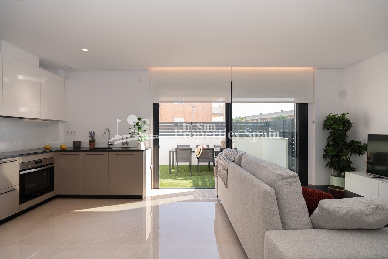 SCHÖNE QUAD IN EXKLUSIVEN WOHNANLAGE IN GRAN ALACANT! - mit Gemeinschaftspool und Gärten. 
 
Diese 86m2 Quad besteht aus 3 Schlafzimmer,