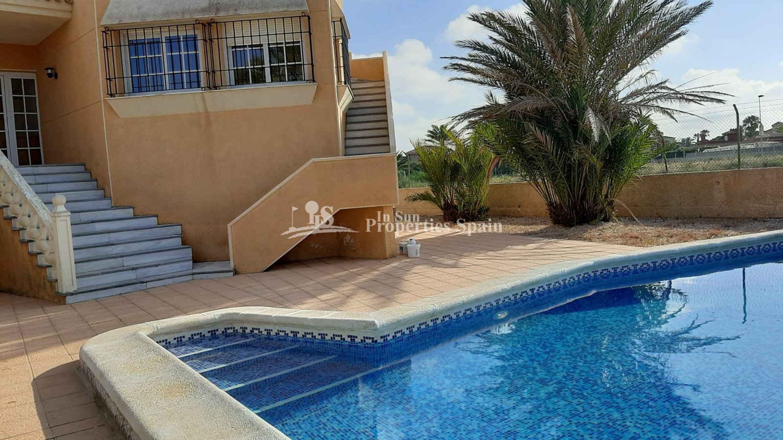 LUXUSVILLA MIT PRIVATEM PIER IN LA MANGA - nur wenige Meter vom Strand entfernt!
 
Zwischen zwei Meeren, dem Mar Menor und dem Mittelmeer