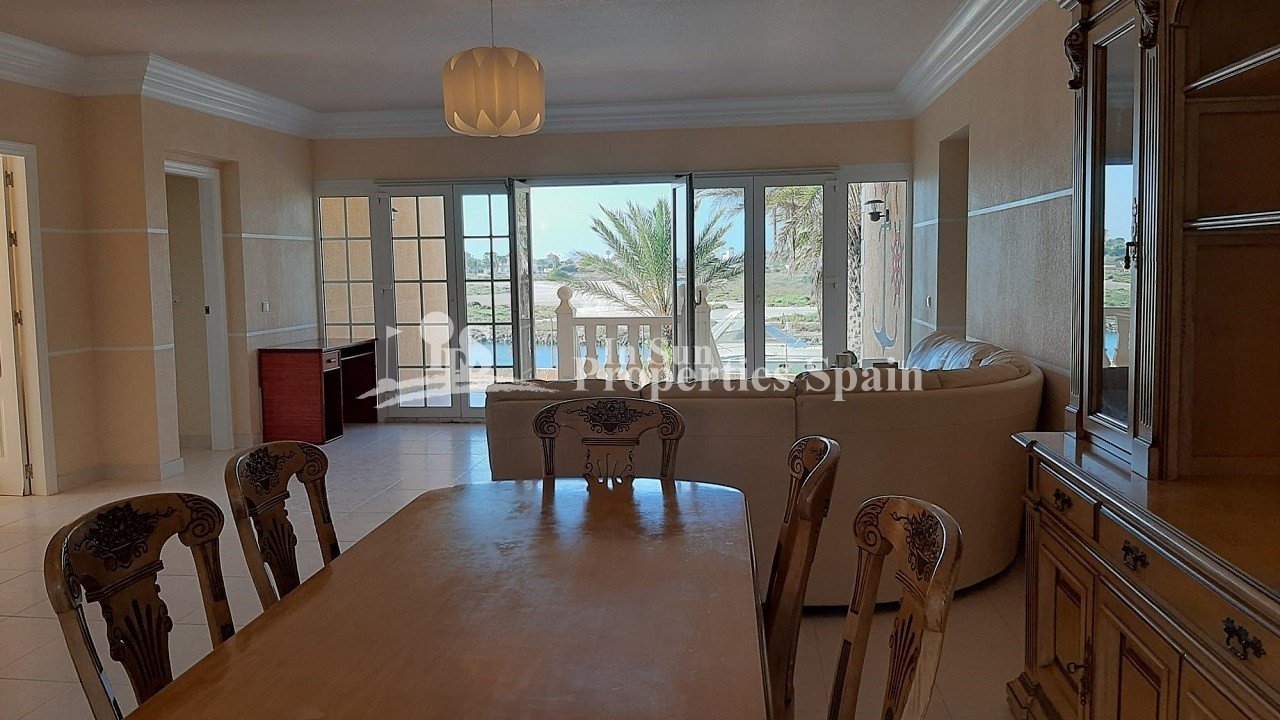 LUXUSVILLA MIT PRIVATEM PIER IN LA MANGA - nur wenige Meter vom Strand entfernt!
 
Zwischen zwei Meeren, dem Mar Menor und dem Mittelmeer