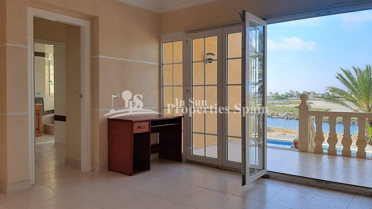 LUXUSVILLA MIT PRIVATEM PIER IN LA MANGA - nur wenige Meter vom Strand entfernt!
 
Zwischen zwei Meeren, dem Mar Menor und dem Mittelmeer