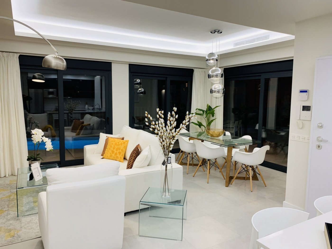 NEU GEBAUTE VILLEN IN DAYA NUEVA
 
 Neubauvillen im neuen Teil von Daya Nueva. Nur wenige Minuten zu Fuß zum Zentrum der Stadt.
 
 Villen