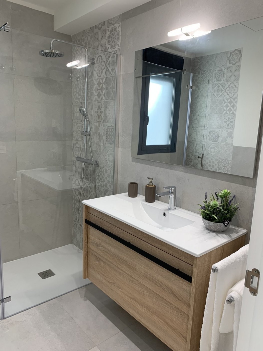 NEU GEBAUTE VILLEN IN DAYA NUEVA
 
 Neubauvillen im neuen Teil von Daya Nueva. Nur wenige Minuten zu Fuß zum Zentrum der Stadt.
 
 Villen