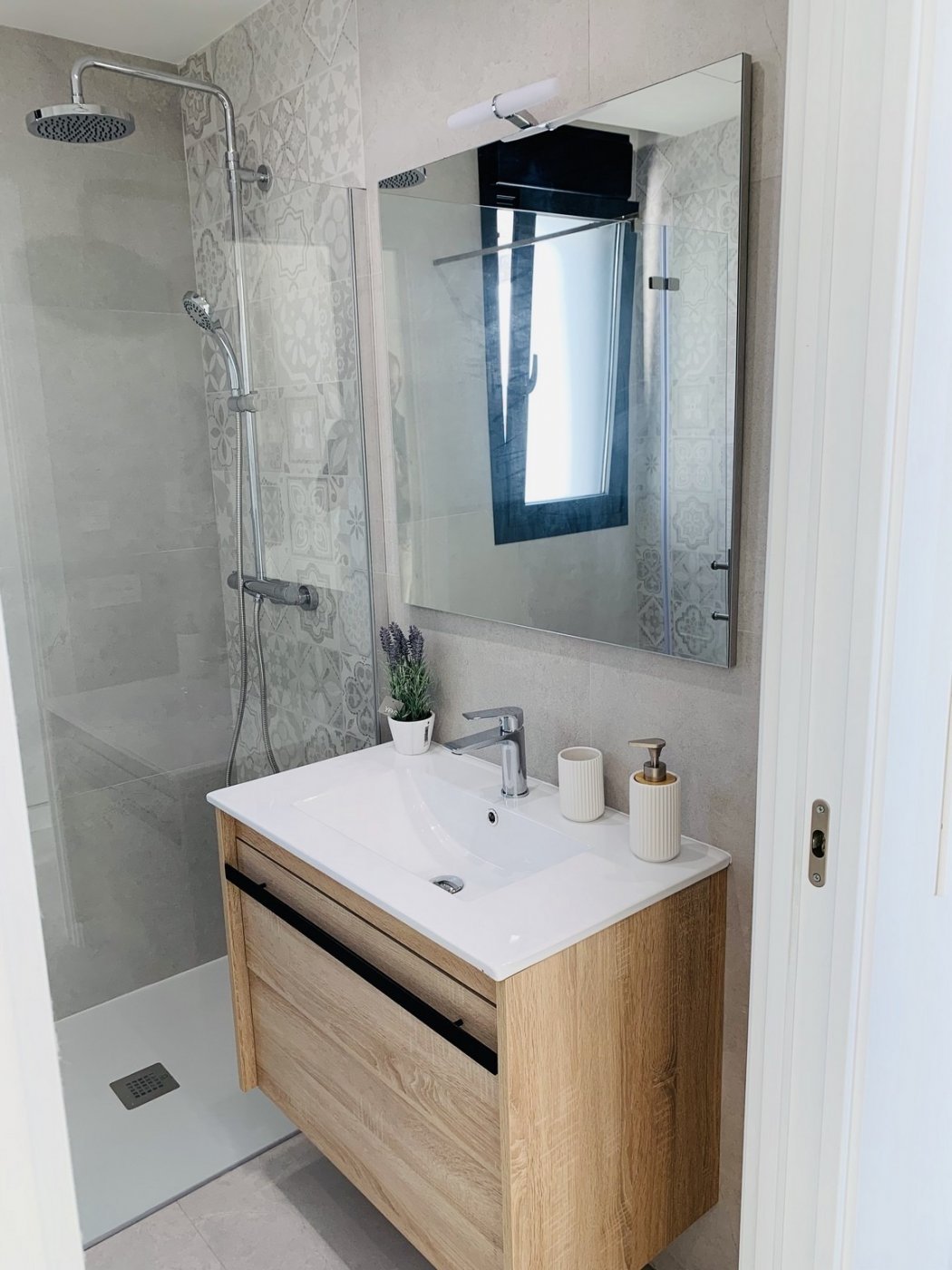 NEU GEBAUTE VILLEN IN DAYA NUEVA
 
 Neubauvillen im neuen Teil von Daya Nueva. Nur wenige Minuten zu Fuß zum Zentrum der Stadt.
 
 Villen