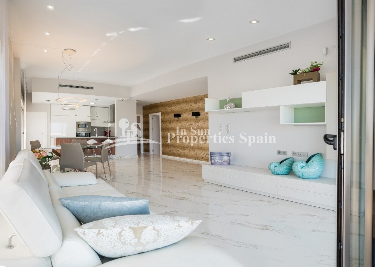 HERRLICHER NEUBAU VILLENKOMPLEX in PUNTA PRIMA, ORIHUELA COSTA nur wenige Meter vom Zentrum entfernt. 
 
Diese neue 125m2 große Villa wur