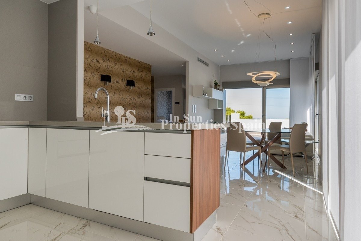 HERRLICHER NEUBAU VILLENKOMPLEX in PUNTA PRIMA, ORIHUELA COSTA nur wenige Meter vom Zentrum entfernt. 
 
Diese neue 125m2 große Villa wur