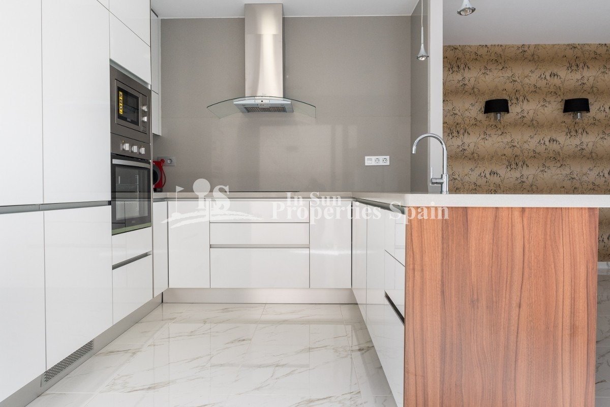 HERRLICHER NEUBAU VILLENKOMPLEX in PUNTA PRIMA, ORIHUELA COSTA nur wenige Meter vom Zentrum entfernt. 
 
Diese neue 125m2 große Villa wur