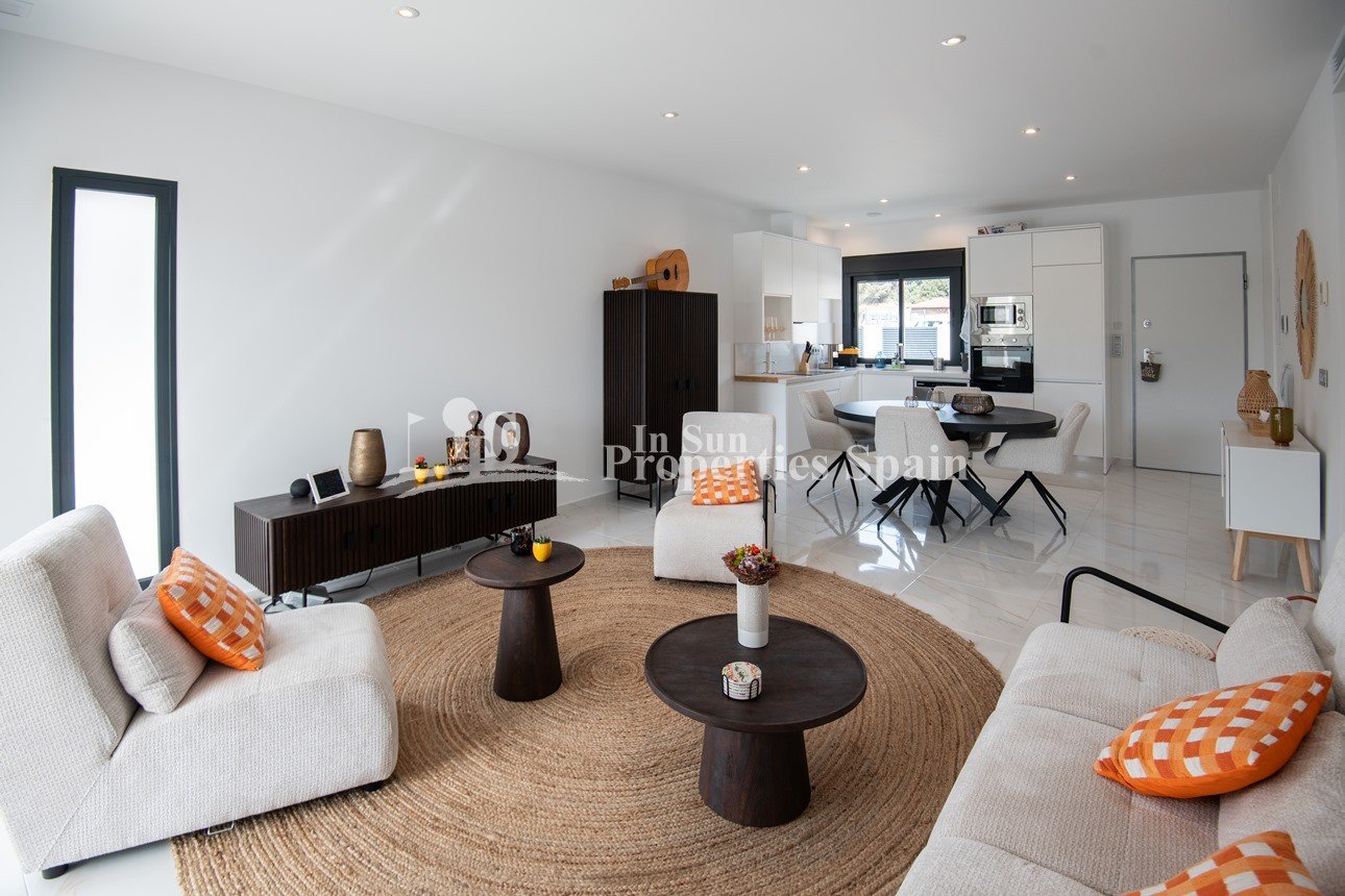 EXKLUSIVE MODERNE VILLA IN PINAR DE CAMPOVERDE, NEUBAU.
 
Diese 116m2 moderne Villa besteht aus 3 Schlafzimmern, 2 Bädern, einem offenen