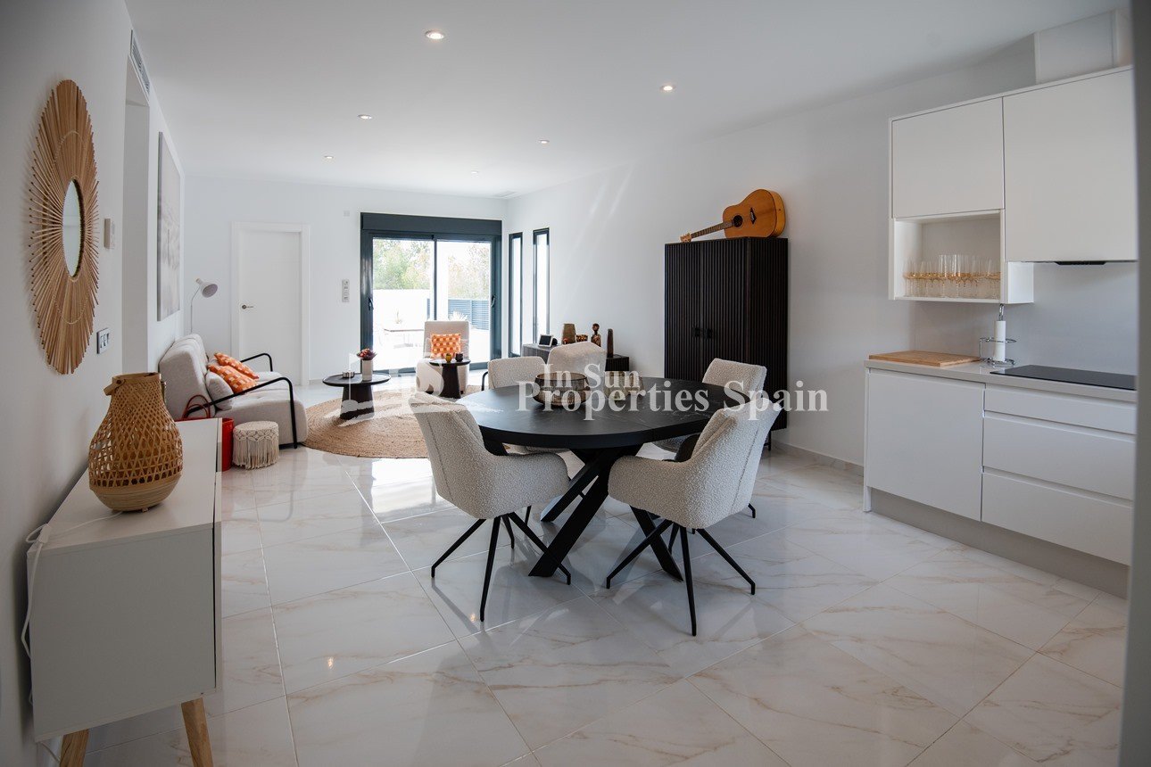 EXKLUSIVE MODERNE VILLA IN PINAR DE CAMPOVERDE, NEUBAU.
 
Diese 116m2 moderne Villa besteht aus 3 Schlafzimmern, 2 Bädern, einem offenen