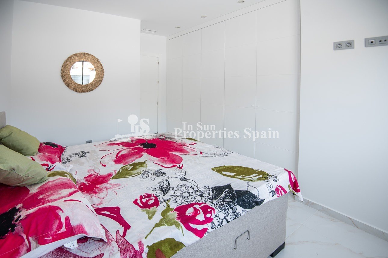 EXKLUSIVE MODERNE VILLA IN PINAR DE CAMPOVERDE, NEUBAU.
 
Diese 116m2 moderne Villa besteht aus 3 Schlafzimmern, 2 Bädern, einem offenen