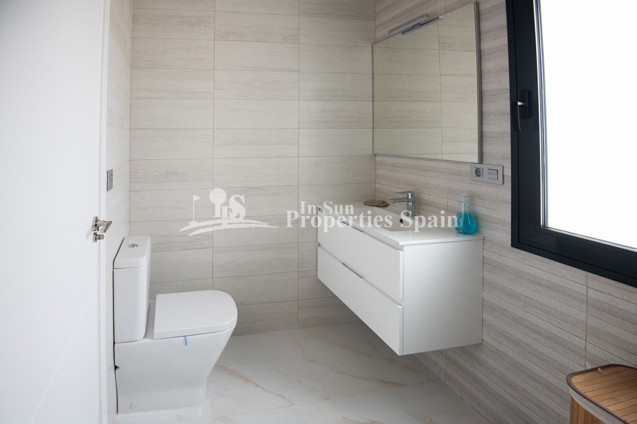 EXKLUSIVE MODERNE VILLA IN PINAR DE CAMPOVERDE, NEUBAU.
 
Diese 116m2 moderne Villa besteht aus 3 Schlafzimmern, 2 Bädern, einem offenen