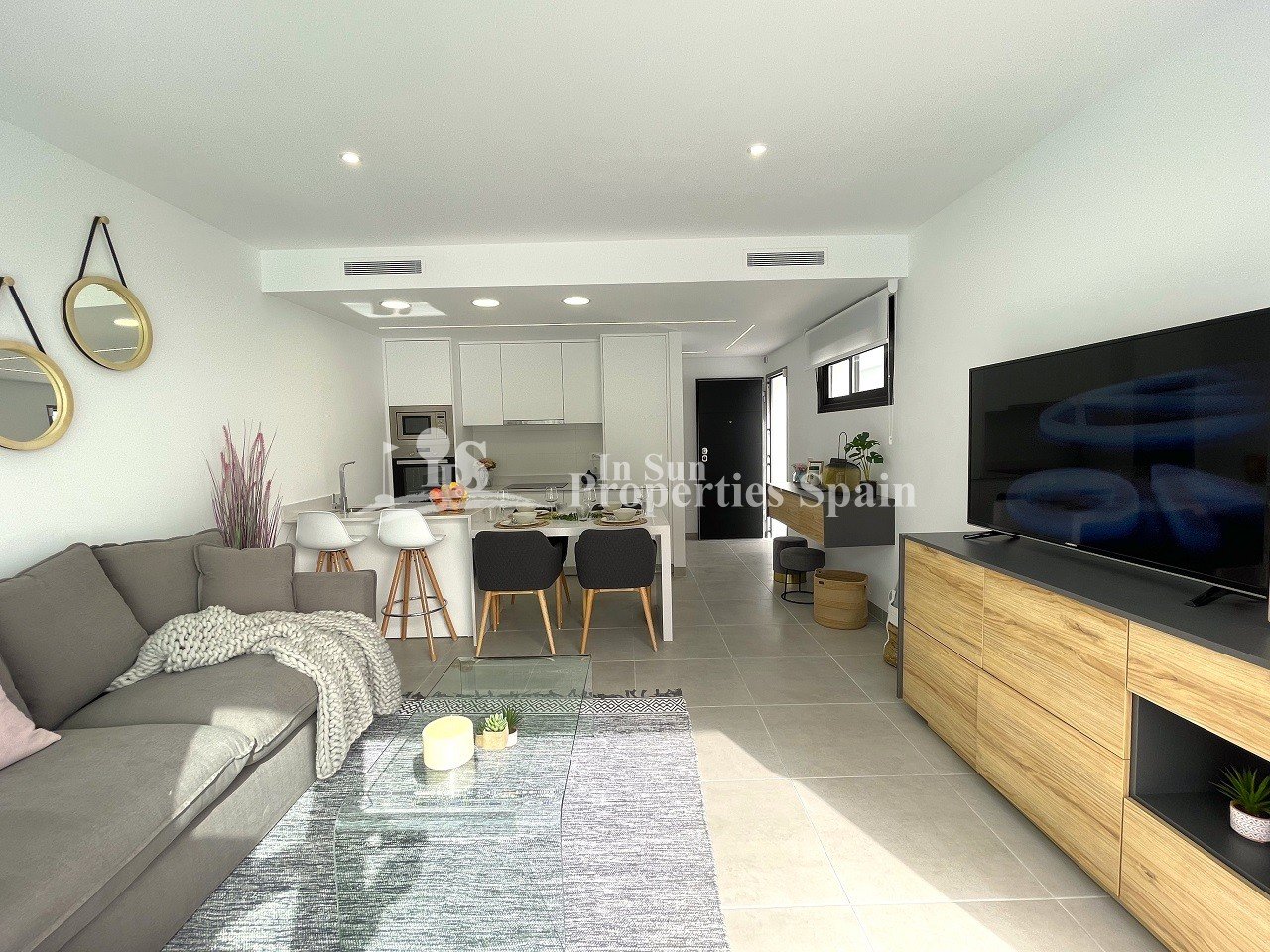 NEU GEBAUTE HALB-FREISTEHENDE VILLEN IN SANTIAGO DE LA RIBERA
 
 Neubau von freistehenden Villen und Doppelhaushälften mit Privatpools in