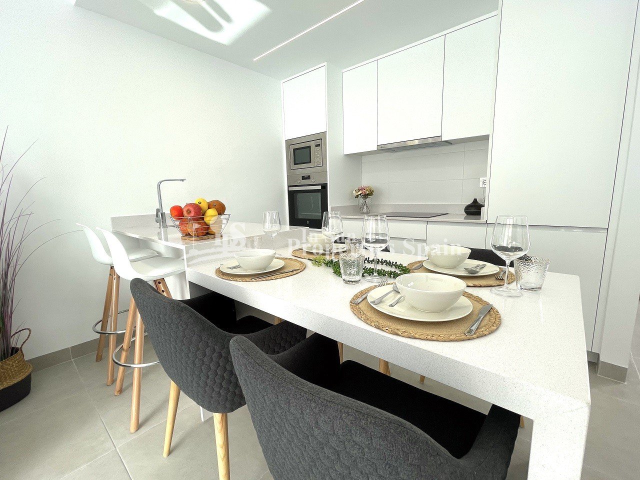 NEU GEBAUTE HALB-FREISTEHENDE VILLEN IN SANTIAGO DE LA RIBERA
 
 Neubau von freistehenden Villen und Doppelhaushälften mit Privatpools in