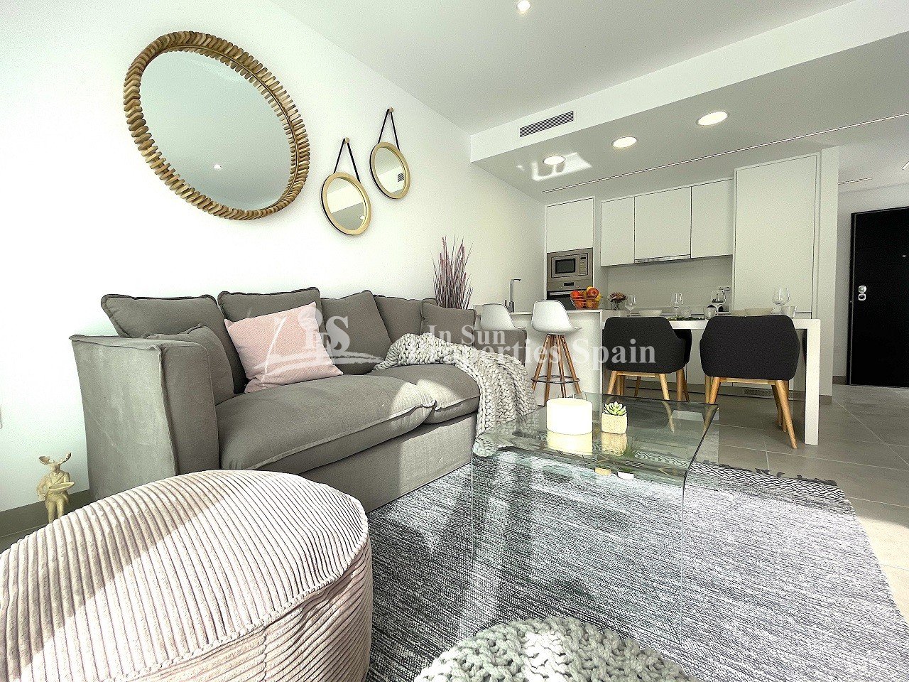 NEU GEBAUTE HALB-FREISTEHENDE VILLEN IN SANTIAGO DE LA RIBERA
 
 Neubau von freistehenden Villen und Doppelhaushälften mit Privatpools in