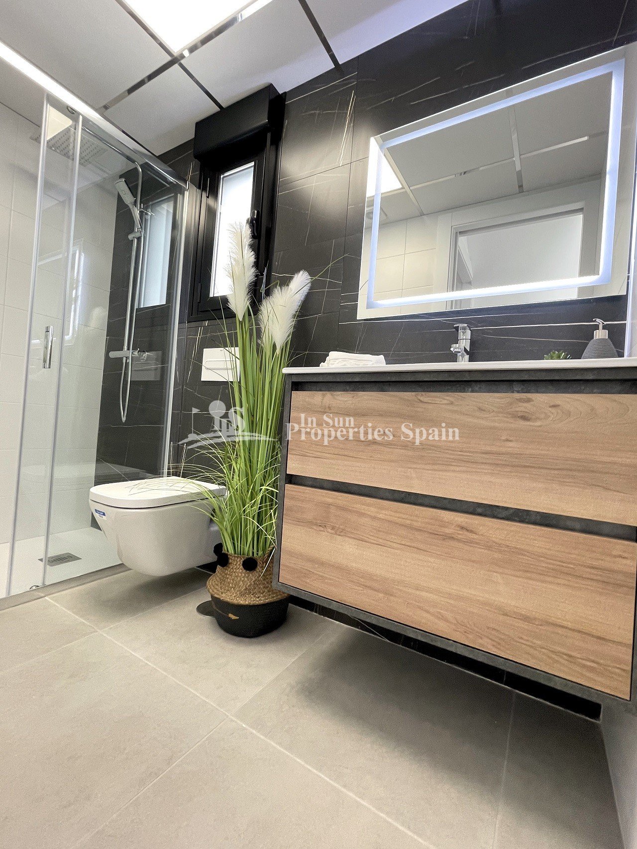 NEU GEBAUTE HALB-FREISTEHENDE VILLEN IN SANTIAGO DE LA RIBERA
 
 Neubau von freistehenden Villen und Doppelhaushälften mit Privatpools in