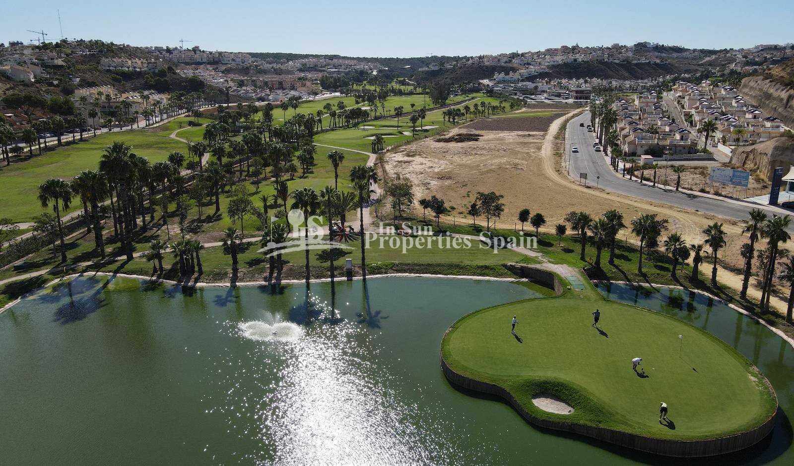 SCHÖNE NEUBAU-VILLA IN CIUDAD QUESADA, ROJALES.
 
Diese schöne Villa von 102m2 ist auf 2 Etagen gebaut und verfügt über 3 Schlafzimmer, 2