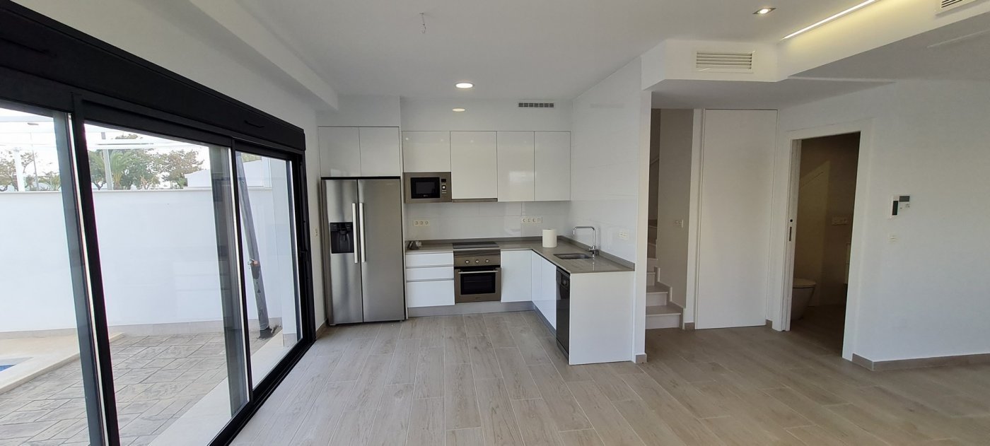 FANTASTISCHE VILLA IN LOS DOLSES in der Nähe von Villamartin.
Diese 97m2 Villa besteht aus 3 Schlafzimmern, 2 Bädern, Wohnzimmer, Küche,