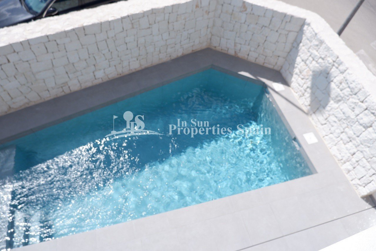 FABELHAFTE MODERNE NEUBAU-VILLA IN BENIJOFAR mit privatem Pool und Garten.
 
Dieser Neubau modernen Stils, Villa mit 135m2, besteht aus e