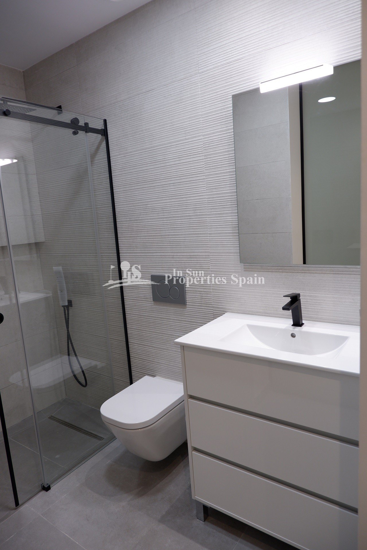 FABELHAFTE MODERNE NEUBAU-VILLA IN BENIJOFAR mit privatem Pool und Garten.
 
Dieser Neubau modernen Stils, Villa mit 135m2, besteht aus e