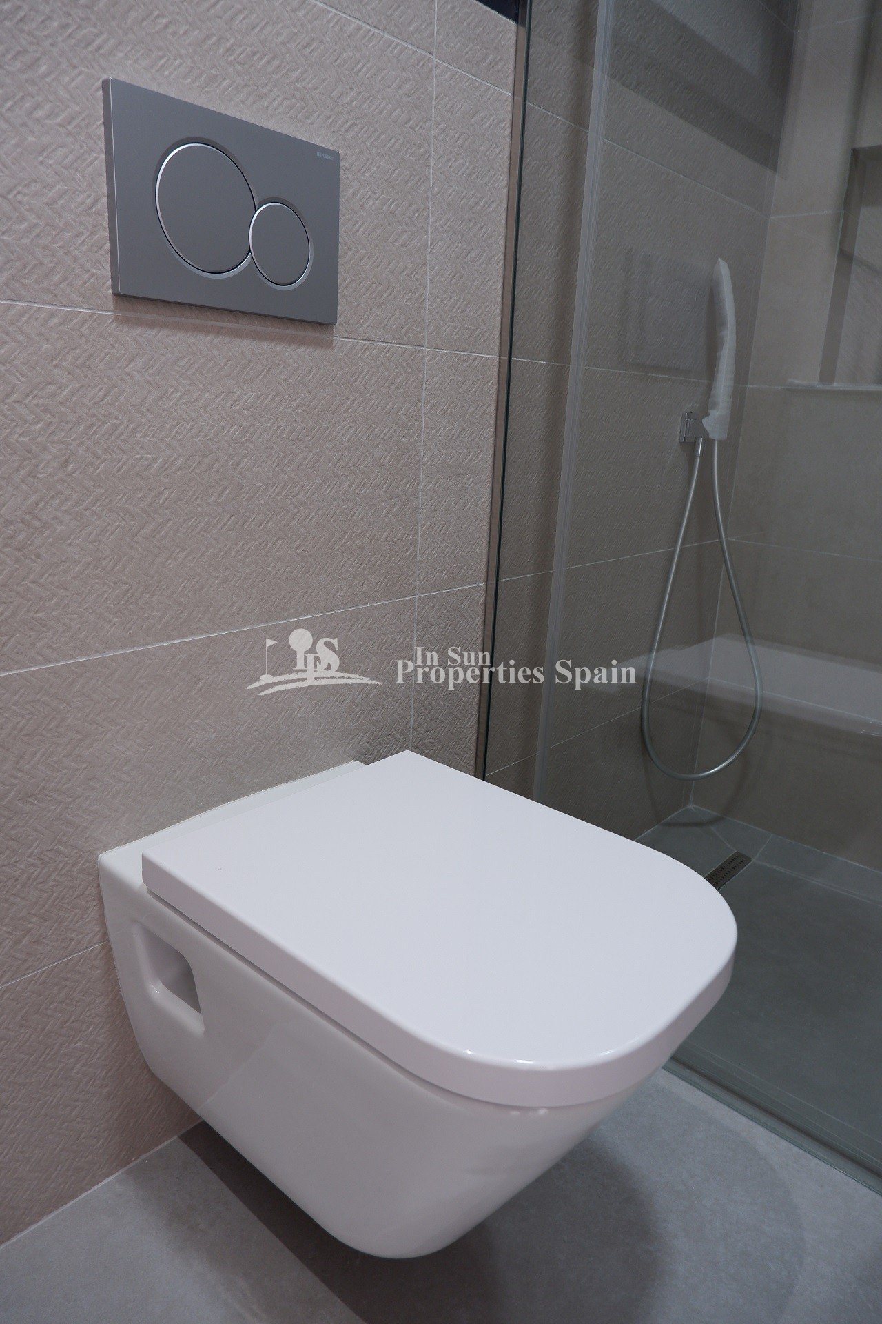 FABELHAFTE MODERNE NEUBAU-VILLA IN BENIJOFAR mit privatem Pool und Garten.
 
Dieser Neubau modernen Stils, Villa mit 135m2, besteht aus e