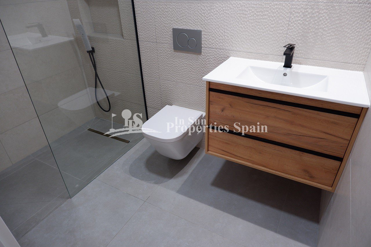 FABELHAFTE MODERNE NEUBAU-VILLA IN BENIJOFAR mit privatem Pool und Garten.
 
Dieser Neubau modernen Stils, Villa mit 135m2, besteht aus e