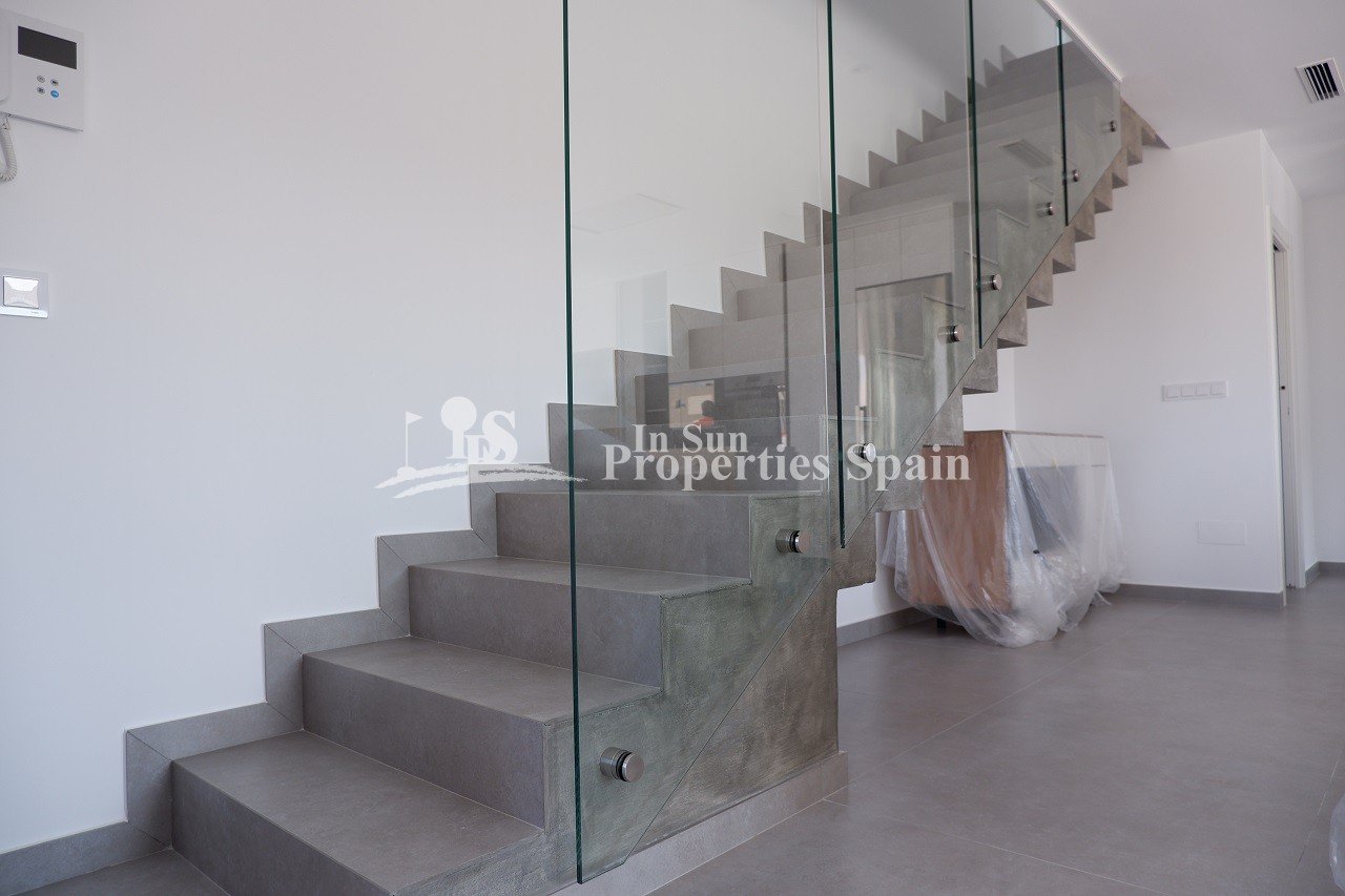 FABELHAFTE MODERNE NEUBAU-VILLA IN BENIJOFAR mit privatem Pool und Garten.
 
Dieser Neubau modernen Stils, Villa mit 135m2, besteht aus e