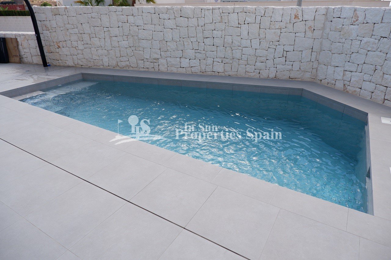 FABELHAFTE MODERNE NEUBAU-VILLA IN BENIJOFAR mit privatem Pool und Garten.
 
Dieser Neubau modernen Stils, Villa mit 135m2, besteht aus e