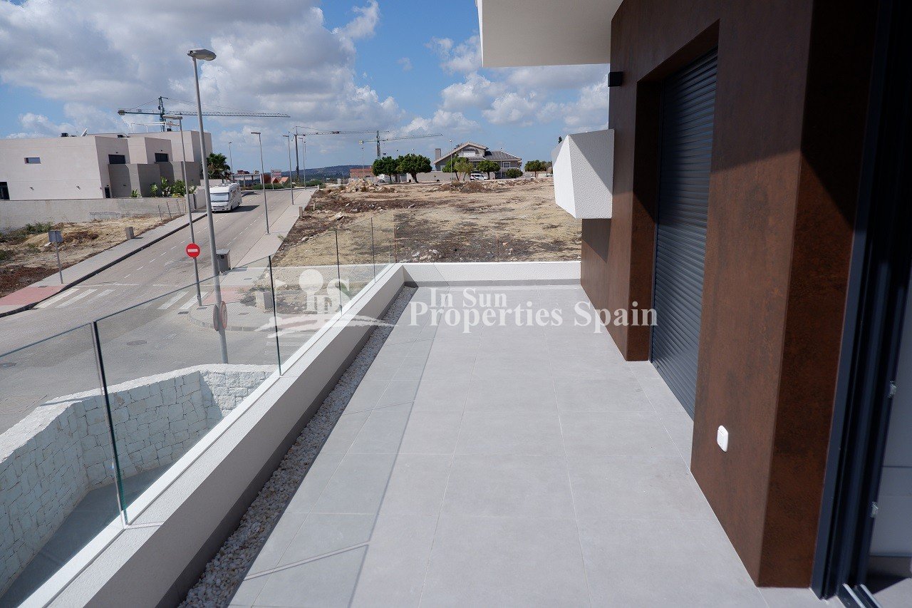 FABELHAFTE MODERNE NEUBAU-VILLA IN BENIJOFAR mit privatem Pool und Garten.
 
Dieser Neubau modernen Stils, Villa mit 135m2, besteht aus e