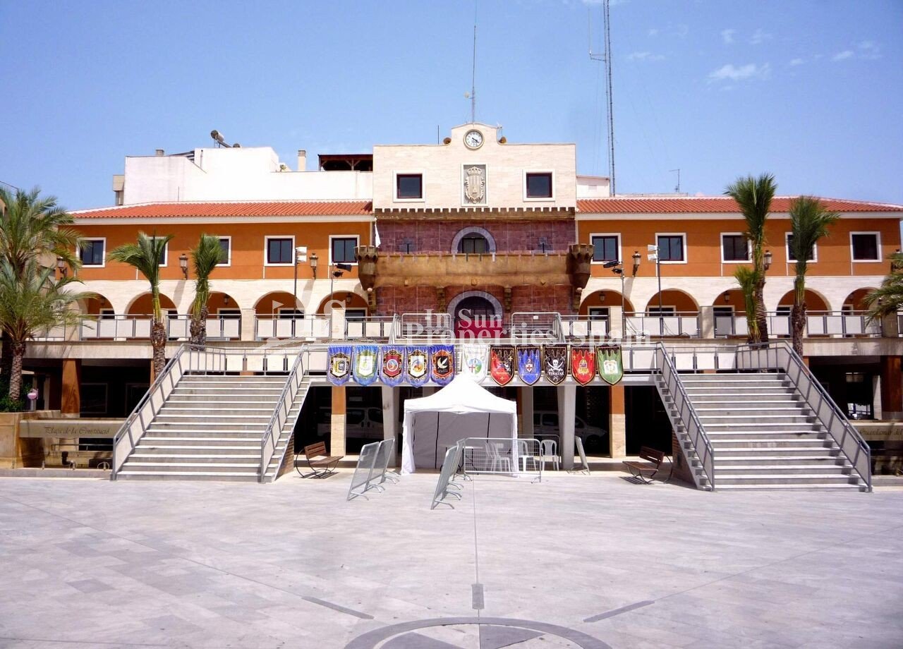 NEUBAU, HERRLICHE VILLA IN BENIJOFAR mit Garten und privatem Pool. 
 
Diese Villa im modernen Stil von 134m2 besteht aus einem geräumigen