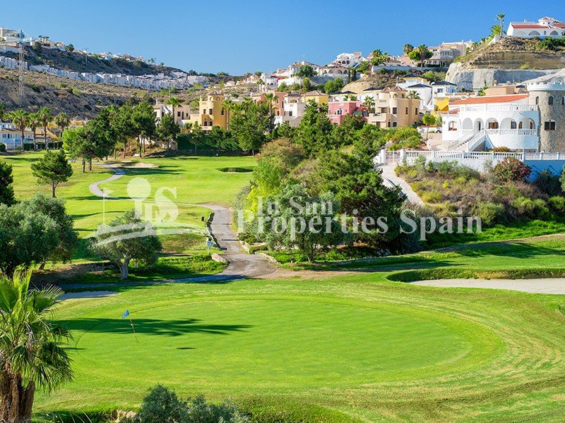 NEUBAU, WUNDERSCHÖNE VILLA IN BENIJOFAR mit Garten und privatem Pool. 
 
Diese moderne Villa von 156m2 besteht aus einem geräumigen Wohn-