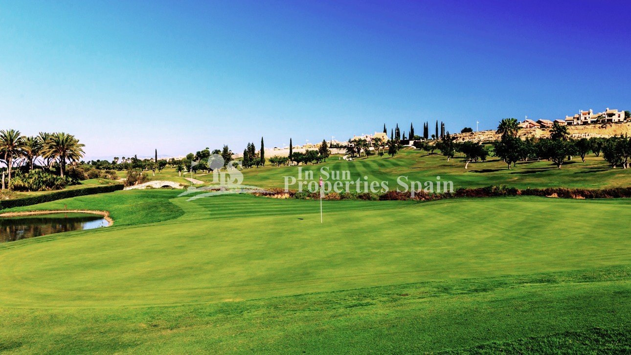 NEUBAU, WUNDERSCHÖNE VILLA IN BENIJOFAR mit Garten und privatem Pool. 
 
Diese moderne Villa von 156m2 besteht aus einem geräumigen Wohn-