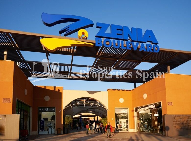 NEUBAU, WUNDERSCHÖNE VILLA IN BENIJOFAR mit Garten und privatem Pool. 
 
Diese moderne Villa von 156m2 besteht aus einem geräumigen Wohn-