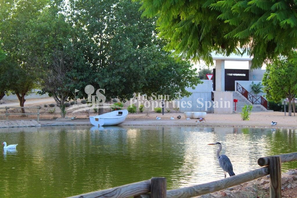 NEUBAU, WUNDERSCHÖNE VILLA IN BENIJOFAR mit Garten und privatem Pool. 
 
Diese moderne Villa von 156m2 besteht aus einem geräumigen Wohn-