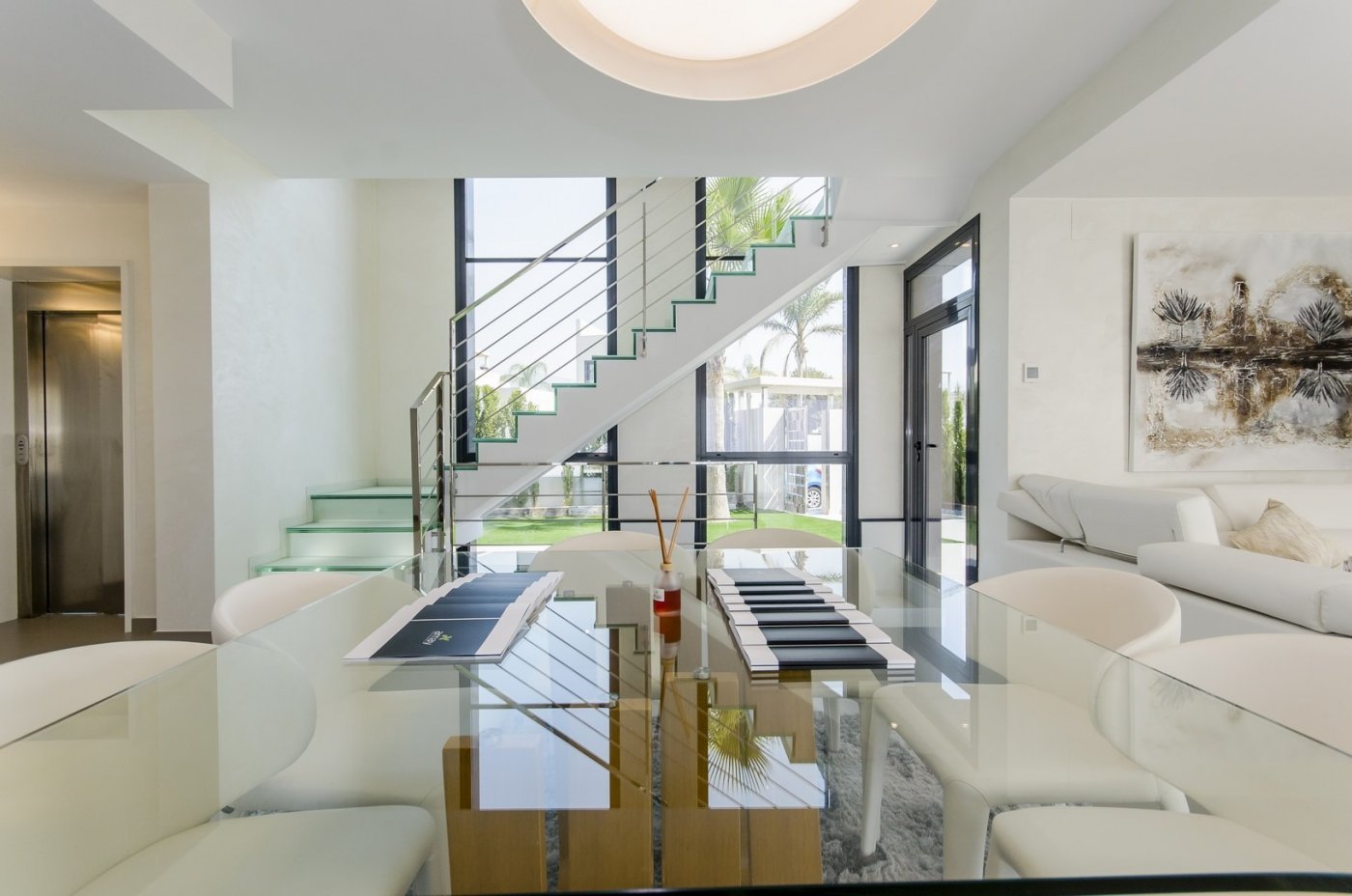 WONDERFUL NEW BUILD VILLA IN CAMPOAMOR, ORIHUELA COSTA nur 150m vom Meer entfernt.
Diese 193m2 Villa besteht aus 3 Doppelschlafzimmern (E