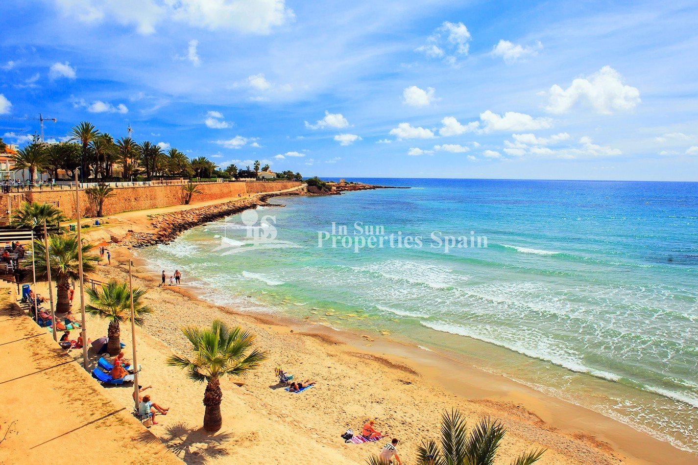 SCHÖNE MEDITERRANE VILLA, FREISTEHEND, IN PUNTA PRIMA, ORIHUELA COSTA, nur 900m vom Meer entfernt.
Diese wunderschöne freistehende Villa