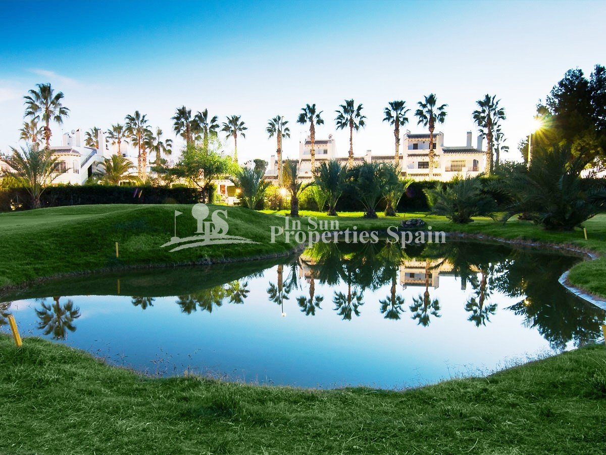 SCHÖNE MEDITERRANE VILLA, FREISTEHEND, IN PUNTA PRIMA, ORIHUELA COSTA, nur 900m vom Meer entfernt.
Diese wunderschöne freistehende Villa