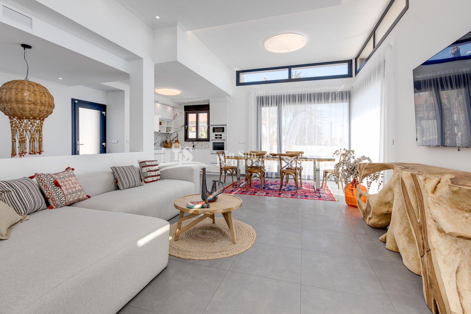 SCHÖNE MEDITERRANE VILLA, FREISTEHEND, IN TORREVIEJA nur 60m zum Strand mit Meerblick.
 
Diese 310m2 Villa ist auf einem Grundstück von 3