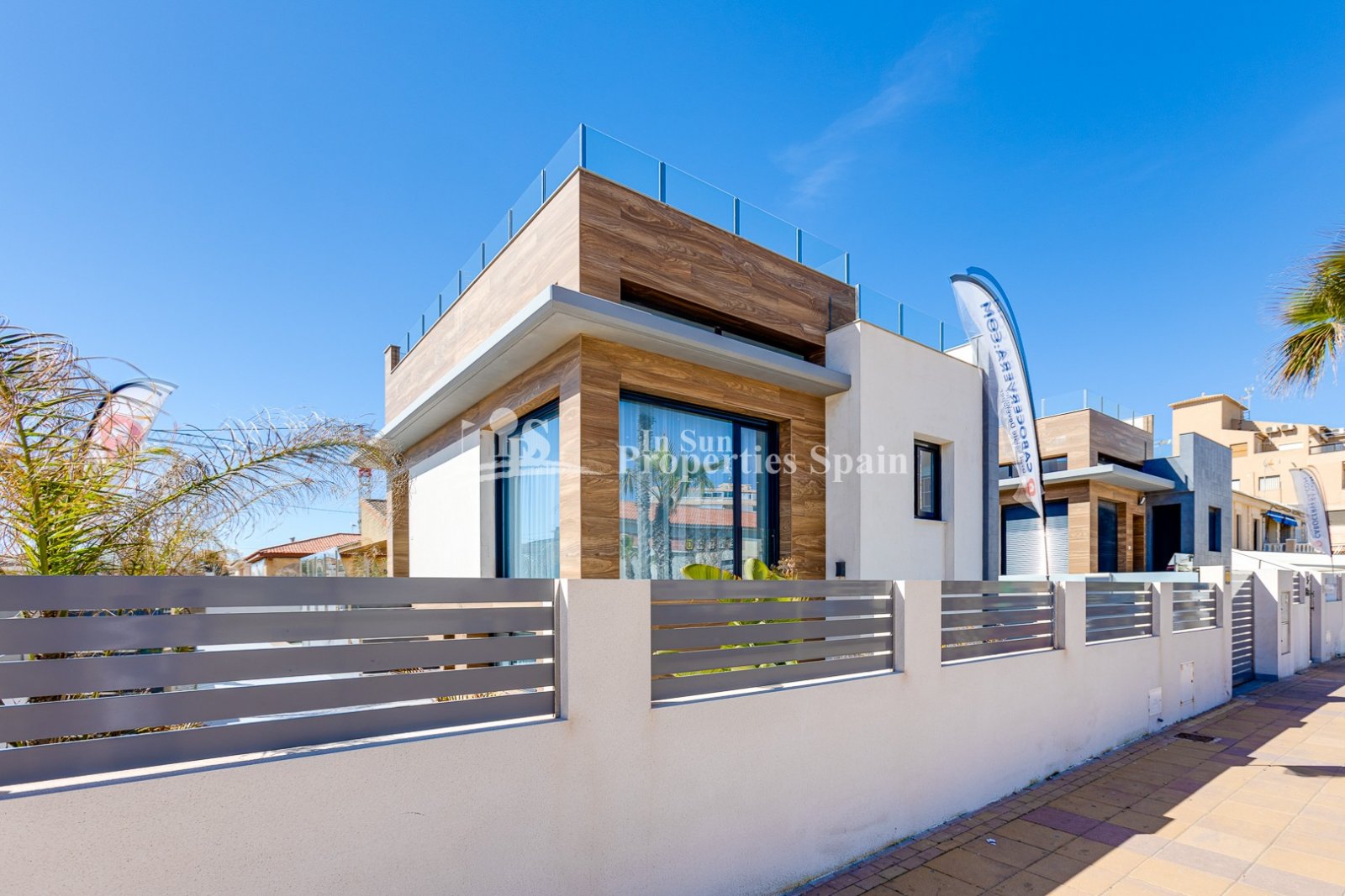 SCHÖNE MEDITERRANE VILLA, FREISTEHEND, IN TORREVIEJA nur 60m zum Strand mit Meerblick.
 
Diese 310m2 Villa ist auf einem Grundstück von 3